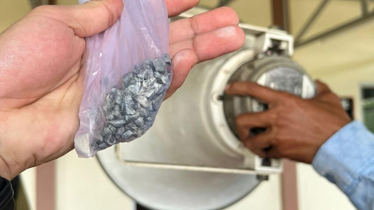 Kerusakan itu diduga akibat tembakan, setelah didapati ratusan butir senapan angin di TKP.