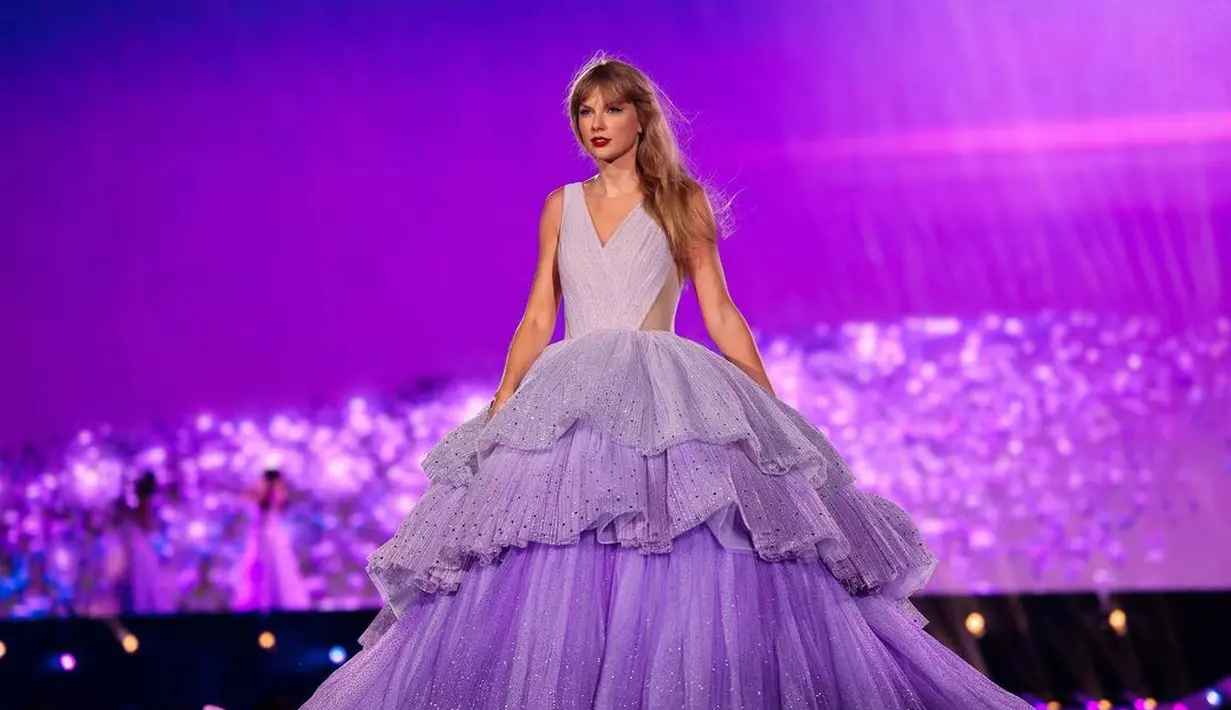 Lihat penampilan Taylor Swift mengenakan ball gown bernuansa ungu super cantik ini. Bak Disney Princess, Taylor Swift membiarkan rambut panjangnya tergerai dan tak lupa pulasan lipstik berwarna merah. [Foto: Instagram/taylorswift]