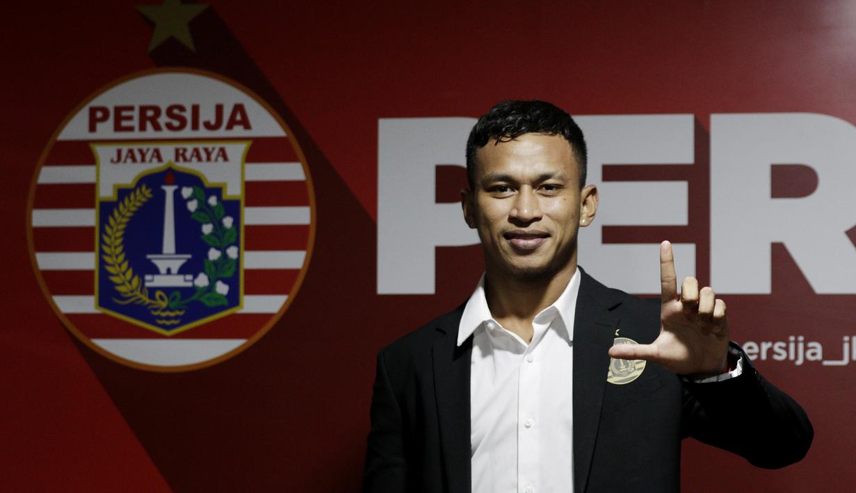 Pemain baru Persija Jakarta, Osvaldo Haay, berpose usai diperkenalkan di Kantor Persija, Kuningan, Jakarta, Senin, (10/2/2020). Pemain andalan Timnas Indonesia U-23 itu resmi memperkuat Macan Kemayoran musim depan. (Bola.com/M Iqbal Ichsan)