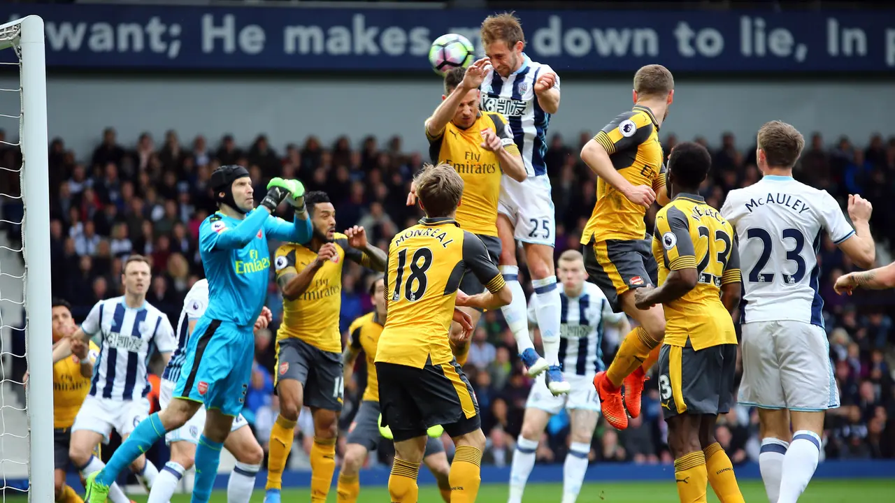 Bek West Bromwich Albion, Craig Dawson, menyundul bola ke gawang Arsenal pada lanjutan Liga Inggris 2016/2017. 