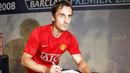 Manchester United captain Gary Neville signs the Players Charter, a part of the Premier League’s support of the Respect Programme in football at a live link up with players from every Premier League team on August 12, 2008. AFP PHOTO/PAUL ELLIS 