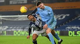 Bek Manchester City, Aymeric Laporte, berebut bola dengan pemain West Bromwich Albion, Callum Robinson, pada laga Liga Inggris di Stadion The Hawthorns, Selasa (27/1/2021). City menang dengan skor 0-5. (Michael Regan/POOL/AFP)
