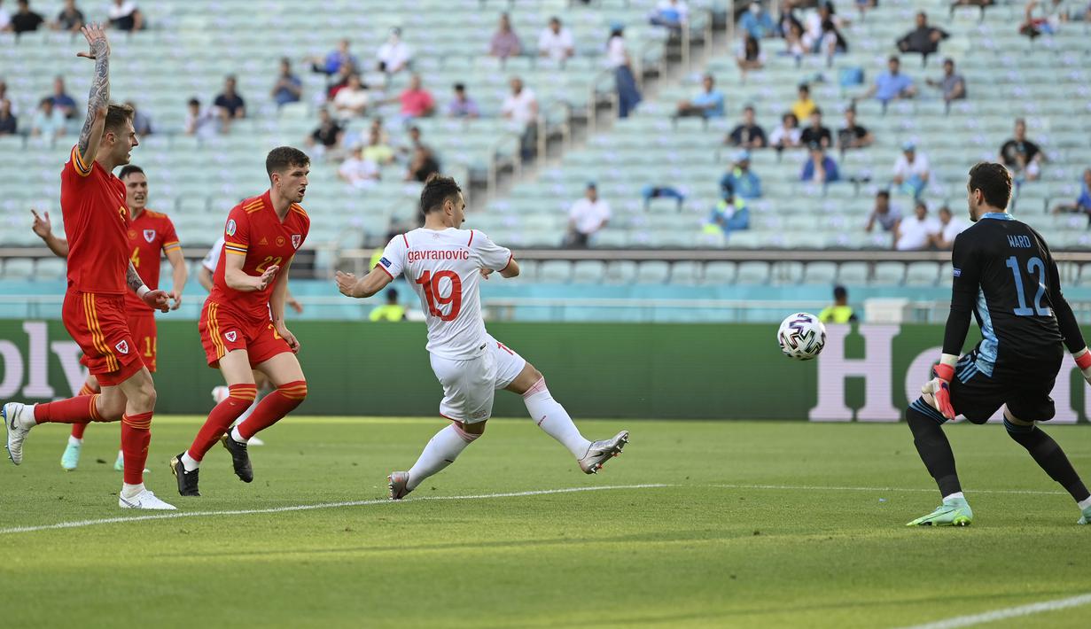 Situasi mencekam terjadi menjelang akhir pertandingan. Pada menit ke-85, striker Swiss, Mario Gavranovic berhasil mencetak gol lewat sepakannya. Sial, golnya dianulir oleh VAR karena dianggap berada di posisi offside. Skor 1-1 bertahan hingga pluit akhir dibunyikan. (Foto: AP/Dan Mullan/Pool)