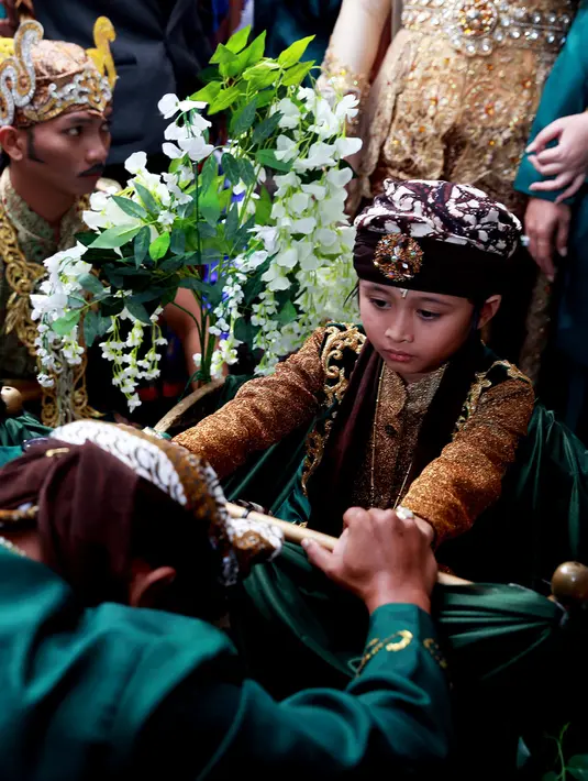 Rizwan Fadillah Adriansyah Sutisna,  anak ketiga dari komedian Sule ini mendapat banyak kado dari tamu-tamu yang datang. Selain berupa uang, tak lupa Rizwan mendapat doa dari para tamu. (Wimbarsana/Bintang.com)