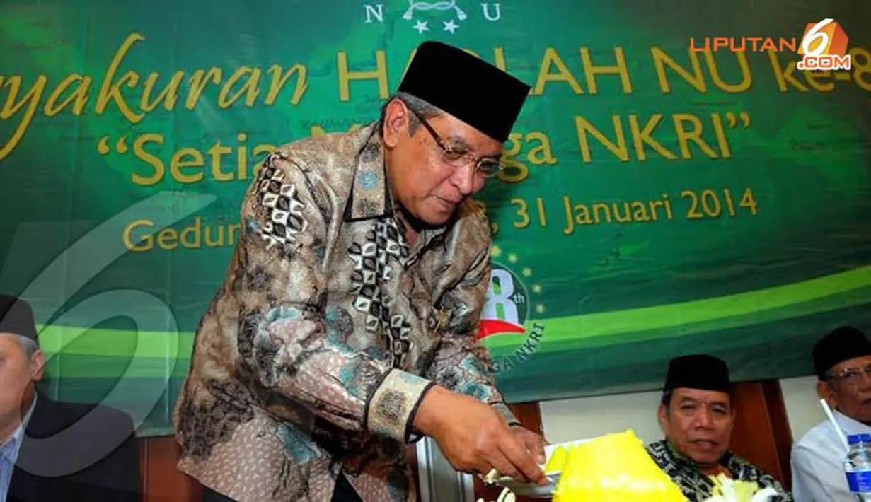 Ketua PNBU Said Agil Siraj memotong tumpeng tasyakuran peringatan hari lahir atau Harlah ke-88 NU (Liputan6.com/Faisal R Syam).