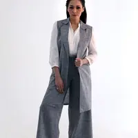 Tampilan rambut yang sama, ditarik ke belakang, dipadukan dengan kemeja putih dan setelan membuat Maia Estianty terlihat seperti wanita karier yang cantik. (Galih W. Satria/Bintang.com)