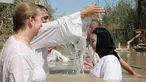 Pendeta membaptis umat Kristen di Sungai Yordan, Jericho, Palestina, Jumat (13/9/2019). Situs religi ini sejak tahun 1967 dikenal dengan nama dalam bahasa Arab Qasr al-Yahud. (HAZEM BADER/AFP)