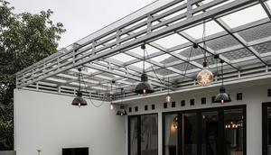 Model Kanopi Teras Industrial Minimalis untuk Rumah Kekinian. Foto: Gemini