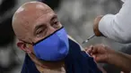 Perawat menyuntikkan dosis ketiga vaksin COVID-19 AstraZeneca di Centro de Estudios Superiores Navales (CENCIS) di Ibu kota Meksiko, Mexico City, Selasa (7/12/2021). Ibu kota Meksiko pada hari Selasa mulai memberikan vaksinasi booster untuk orang yang berusia di atas 60 tahun. (Pedro PARDO/AFP)