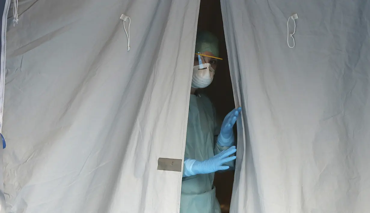 Petugas medis mengawasi dari sebuah tenda darurat di rumah sakit di Brescia, Italia, Kamis (12/3/2020). Italia menjadi negara yang melaporkan tingkat kematian tertinggi di dunia akibat virus corona COVID-19. (AP Photo/Luca Bruno)