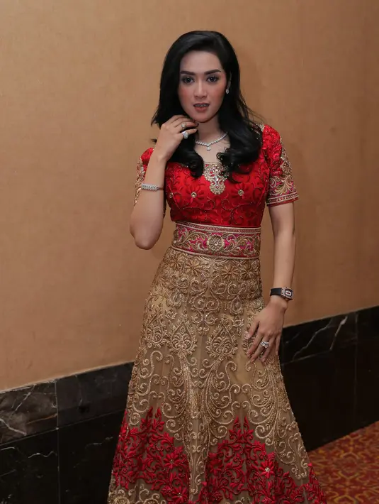 Sesibuk apapun dengan rutinitas yang dijalani di Jakarta, Hari Raya Idul Fitri selalu di sempatkan untuk pulang kampung, dan merayakannya bersama orangtua. (Andy Masela/Bintang.com)