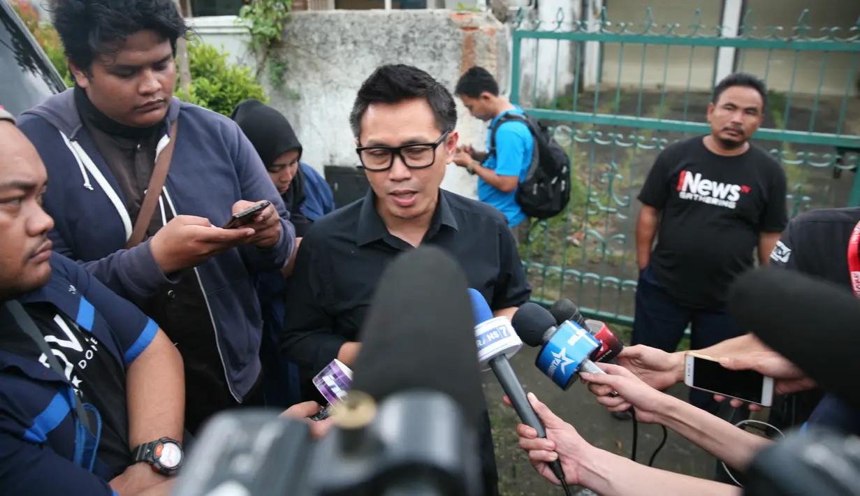 Sebagai sesama seniman, Anggota DPR itu juga suka dengan kreativitas yang dilakukan oleh Sys. Apalagi, ia dikenal suka membaur dengan siapapun juga. (Nurwahyunan/Bintang.com)