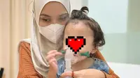 Anak bungsu Zaskia Adya Mecca, Bhaj Kama Bramantyo, terdampak polusi udara Jakarta. Saturasi oksigennya anjlok ke level 88, hingga kini dirawat di rumah. (Foto: Dok. Instagram @zaskiadyamecca)
