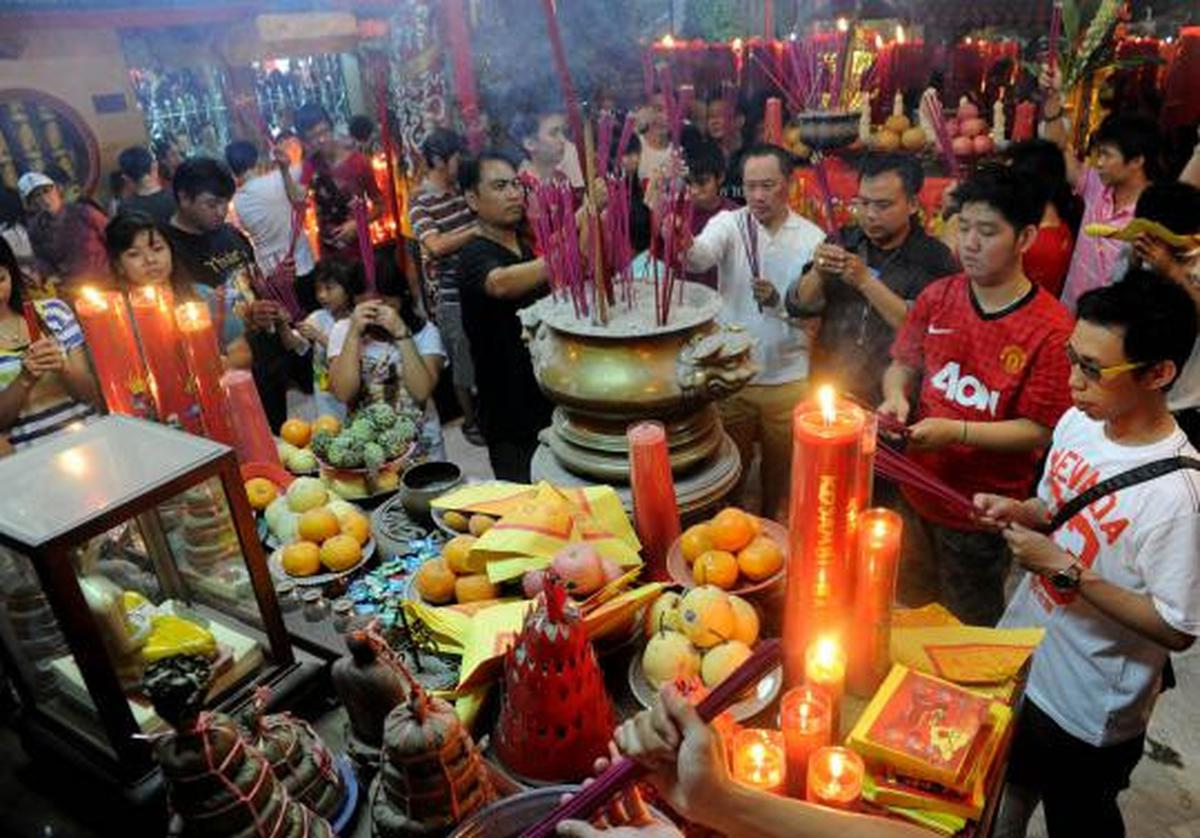 Malam Imlek, warga Tionghoa penuhi Klenteng Boen Tek Bio