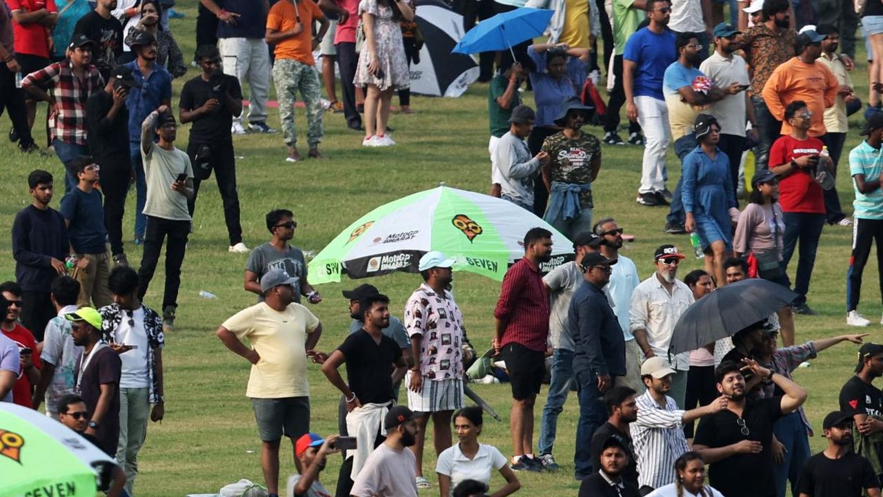 Suasana para penonton yang cukup ramai memadati tribun di Sirkuit Internasional Buddh yang baru selesai dibangun dan perdana menggelar ajang balap MotoGP.