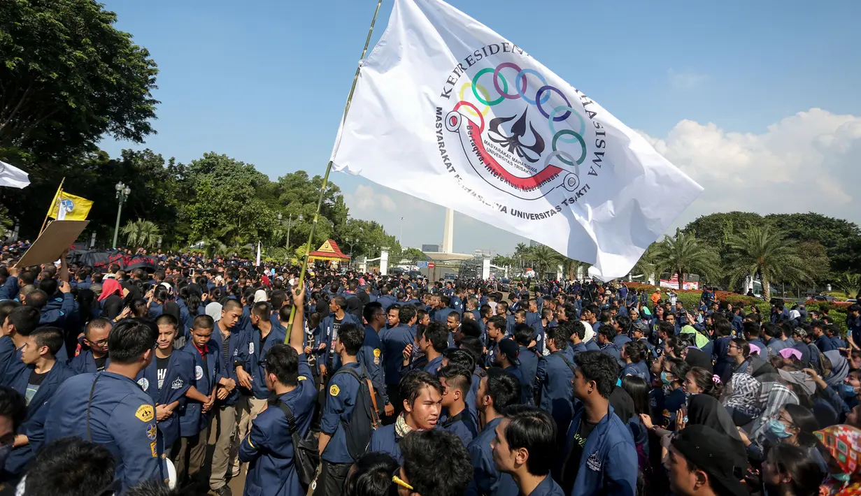 Ribuan mahasiswa Trisakti melakukan aksi unjuk rasa di depan Istana Merdeka, Jakarta, Selasa (12/5/2015). Mereka menuntut pemerintah Jokowi untuk mengusut tuntas kasus Tragedi 12 Mei 1998 yang menewaskan 4 mahasiswa Trisakti. (Liputan6.com/Faizal Fanani)