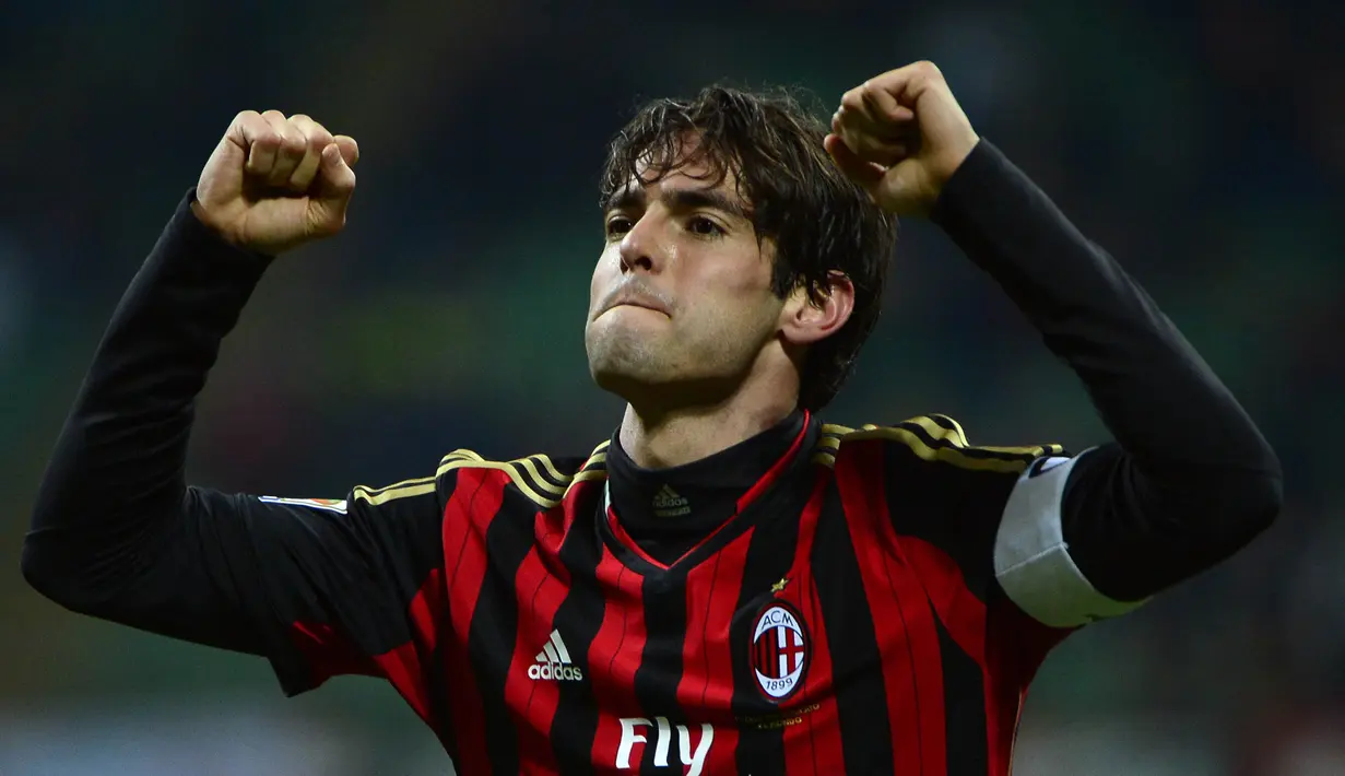 Kaka. Bintang Brasil dan AC Milan ini meraih satu-satunya trofi Ballon d'Or pada edisi 2007. Ia mengungguli Cristiano Ronaldo yang saat itu baru bersinar bersama Manchester United. Setelah 2007, barulah era Cristiano Ronaldo dan Lionel Messi dimulai dalam persaingan Ballon d'Or. (AFP/Olivier Morin)