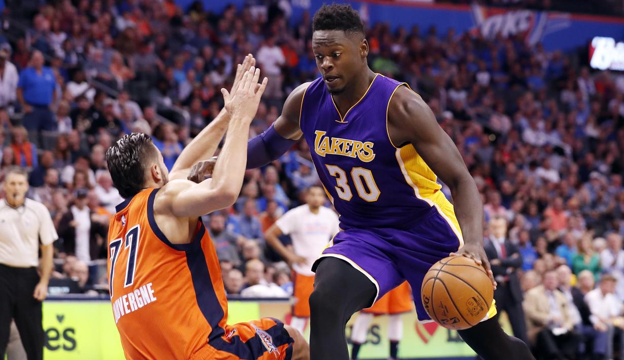 Los Angeles Lakers forward, Julius Randle #30 menggiring bola saat dihadang Oklahoma City Thunder center, Joffrey Lauvergne #77 pada lanjutan NBA basketball game di Oklahoma City, (30/10/2016). Oklahoma City menang 113-96. (AP/Alonzo Adams)