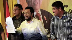 Pengurus Partai Golkar pimpinan Agung Laksono menggelar konferensi pers terkait persiapan menjelang Rapat Pimpinan Nasional (Rapimnas) I Partai Golkar di Jakarta, Selasa (7/4/2015). (Liputan6.com/Johan Tallo)