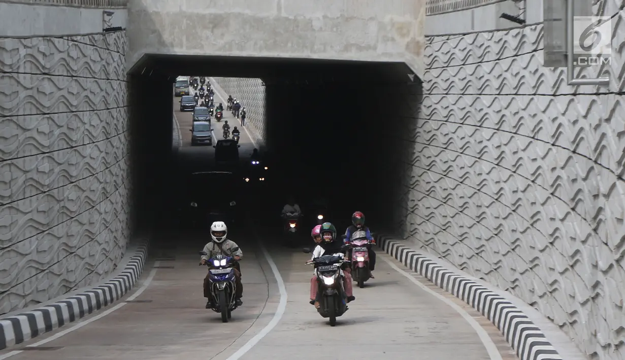 Sejumlah kendaraan melintasi underpass Kartini di kawasan Lebak Bulus, Jakarta Selatan, Rabu (28/2). Adanya jalan bawah tanah ini diharapkan dapat mengurangi kemacetan di kawasan itu. (Liputan6.com/Arya Manggala)