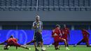 Pelatih Bayern Muenchen, Pep Guardiola bersama para pemain saat sesi latihan di Shanghai di Shanghai, China, (19/7/2015). Bayern mengunjungi Cina untuk menggelar Tur Pra-musim. (AFP PHOTO/JOHANNES EISELE)