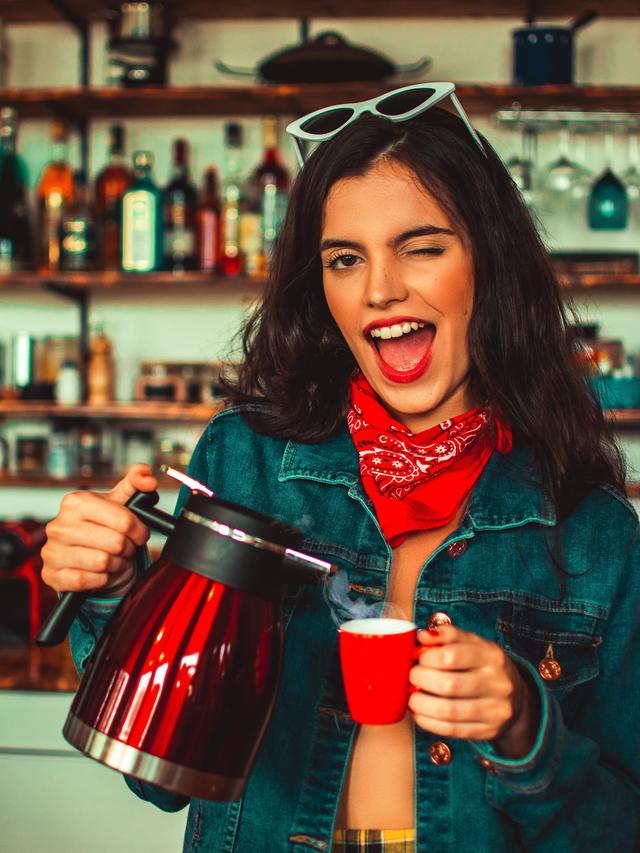 How To: 8 Cara Memakai Scarf di Leher untuk Tampilan Makin Stylish