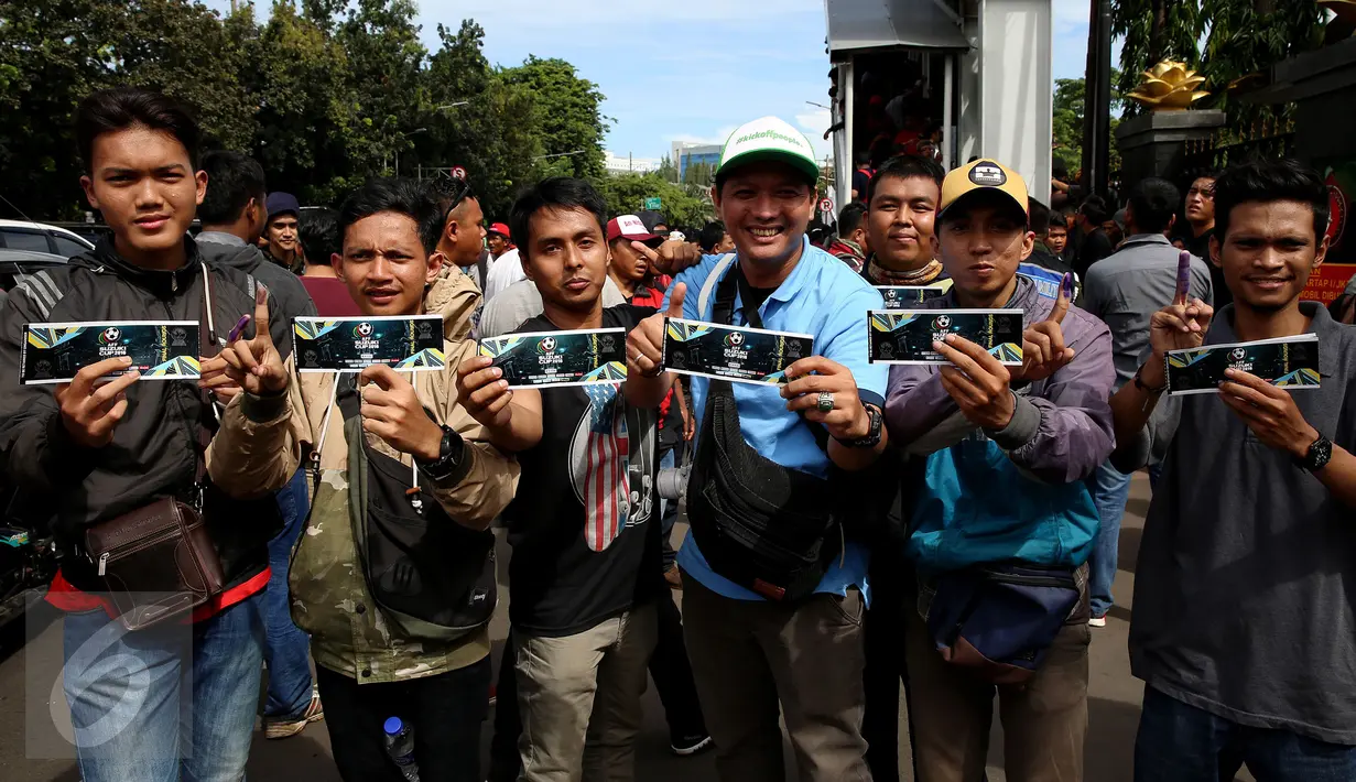 Sejumlah calon suporter menunjukkan tiket final pertama Piala AFF 2016 di Markas Garnisun Tetap 1, Gambir, Jakarta, Selasa (13/12). Final Piala AFF akan dihelat di Stadion Pakansari, Bogor pada Rabu, 14 Desember 2016 mendatang. (Liputan6.com/Johan Tallo)