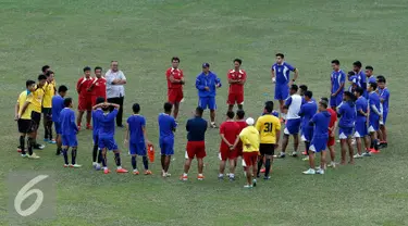 Pemain Arema Cronuus mendengarkan instruksi pelatih Joko Susilo (bertopi) jelang sesi latihan di Stadion Gajayana Malang, Jumat (2/10/2015). Jelang laga menghadapi Sriwijaya FC, Arema Cronous mengadakan sesi latihan tertutup. (Liputan6.com/Yoppy Renato)