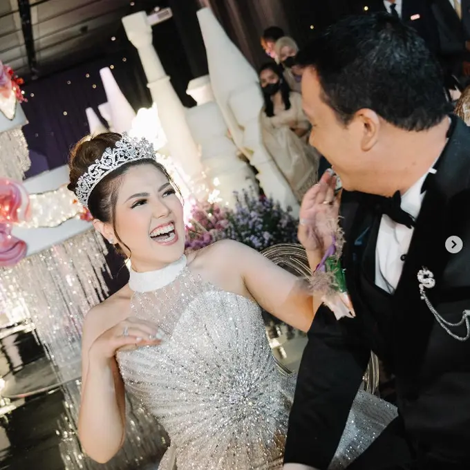 7 Potret Pernikahan Tina Toon yang Digelar Tertutup