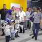 Presiden Joko Widodo disambut anak-anak saat bersiap menaiki moda raya terpadu (MRT) di Stasiun MRT Istora Mandiri, Jakarta, Minggu (24/3). MRT beroperasi secara komersial pada 1 April 2019. (Liputan6.com/Faizal Fanani)