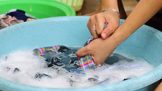 Ilustrasi mengucek pakaian