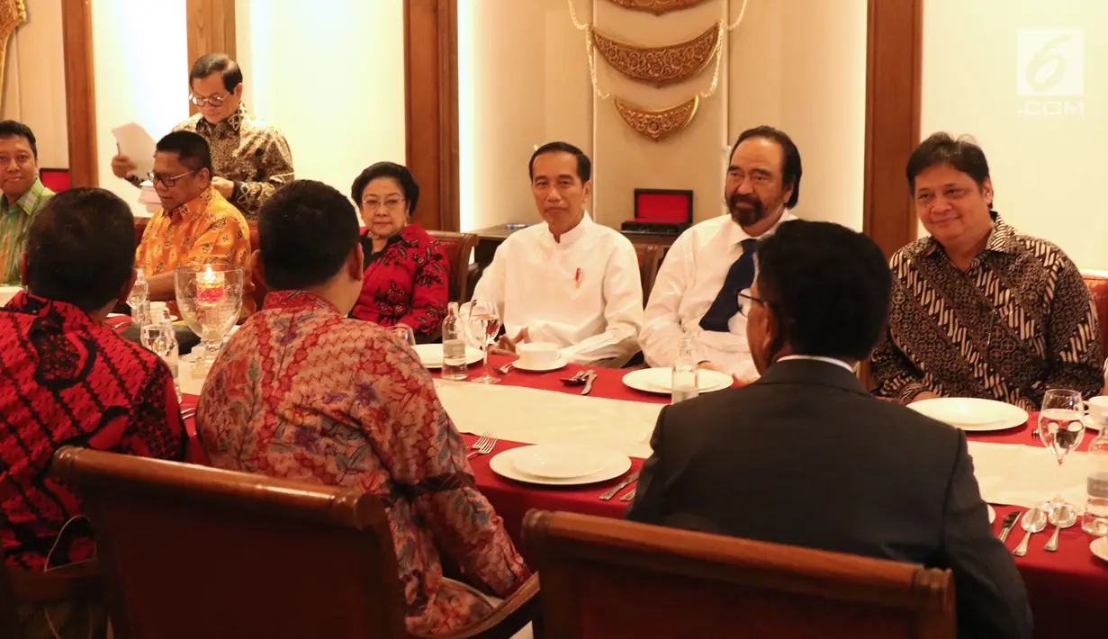 Presiden RI, Joko Widodo (tengah) saat melakukan pertemuan dengan pimpinan partai politik pendukung di Pilpres 2019, Jakarta, Kamis (9/8). Pertemuan sekaligus menentukan Cawapres pendamping Jokowi di Pilpres 2019. (Liputan6.com/Helmi Fithriansyah)