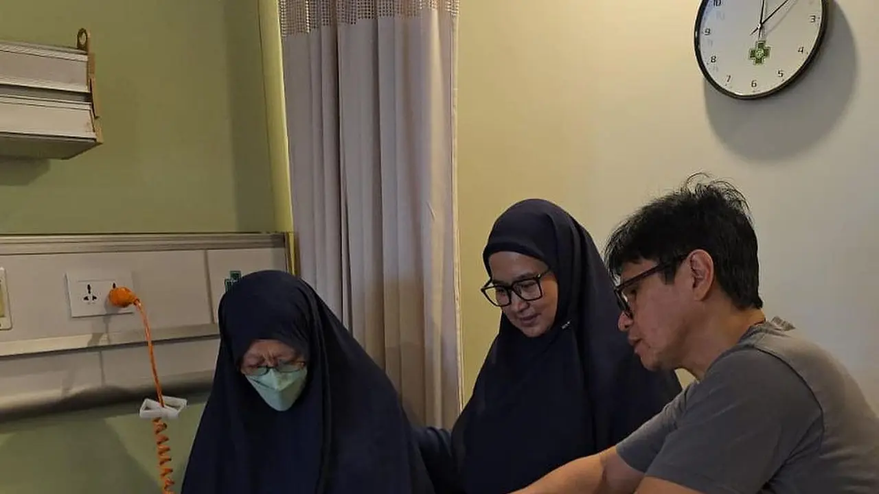 Potret Shahnaz Haque dan Gilang Ramadhan Jenguk Kakek di yang Sedang Sakit, Banjir Doa dari Netizen