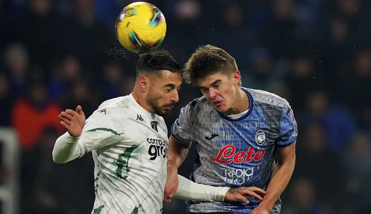 Pemain Atalanta, Charles De Ketelaere (kanan) berduel udara dengan pemain Empoli, Giuseppe Pezzella dalam laga lanjutan Liga Italia 2024/2025 di Gewiss Stadium, Bergamo, Italia, Minggu (22/12/2024) waktu setempat. (AP Photo/LaPresse/Spada)