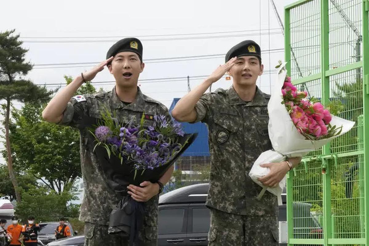 Potret RM dan V BTS Sapa Fans Usai Lulus Wamil, Main Saksofon hingga Kirim Pesan Cinta untuk ARMY