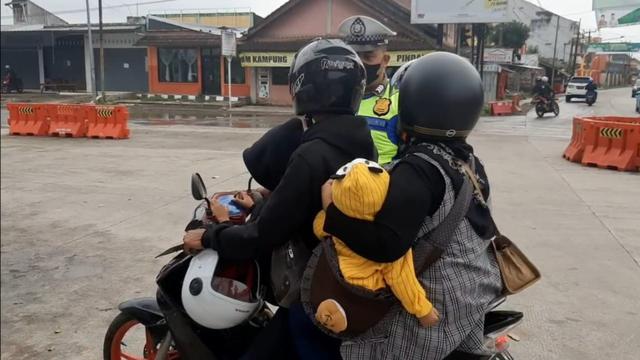 Petugas lantas Polres Tasikmalaya, Jawa Barat tengah menghentian pengguna kendaraan dalam pelaskanaan operasi Zebra Lodaya 2022. (Liputan6.com/Jayadi Supriadin)