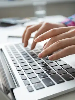 Ilustrasi Seseorang Sedang Menulis Jurnal Ilmiah di Laptop (freepik/katemangostar)