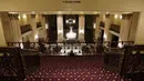 Lantai mezzanine terlihat dari lobi Hotel Roosevelt, hotel mewah bersejarah di Midtown Manhattan, terlihat di New York pada 12 Oktober 2020. Hotel landmark Kota New York yang telah dibuka sejak tahun 1924 tersebut harus gulung tikar lantaran pandemi Covid-19. (TIMOTHY A. CLARY / AFP)