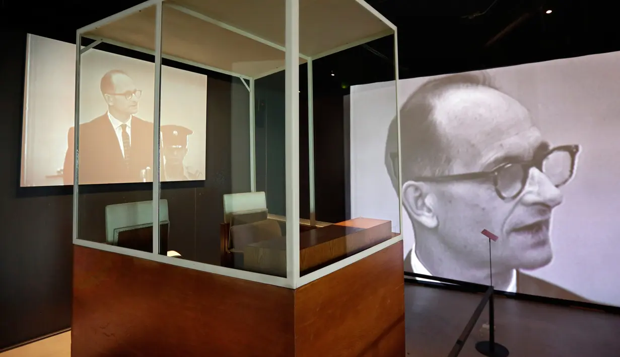 Kotak kaca anti peluru bekas tempat Adolf Eichmann bersaksi selama persidangan di Pengadilan Distrik Yerusalem ditampilkan pameran "Operation Finale: The Capture & Trial of Adolf Eichmann"di Jewish Heritage, New York (14/7). (AP Photo/Richard Drew)