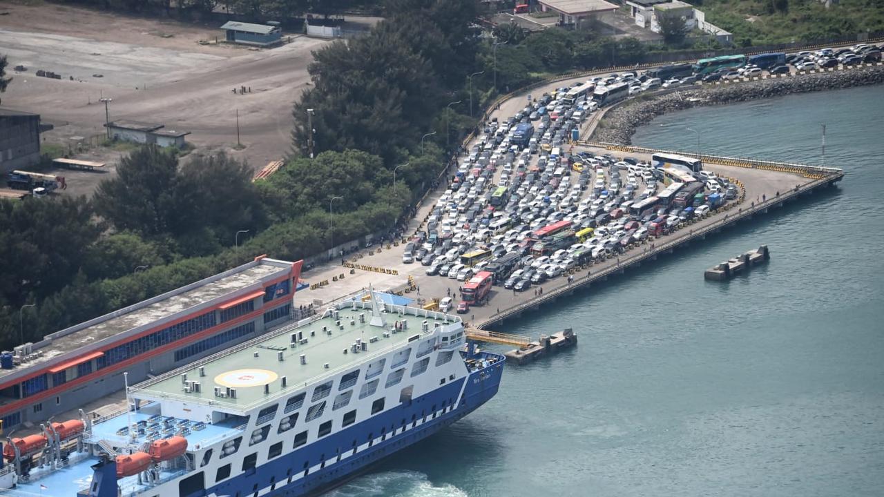 Suasana arus mudik di Pelabuhan Bakauheni, Lampung Selatan, Kamis (20/4/2023).