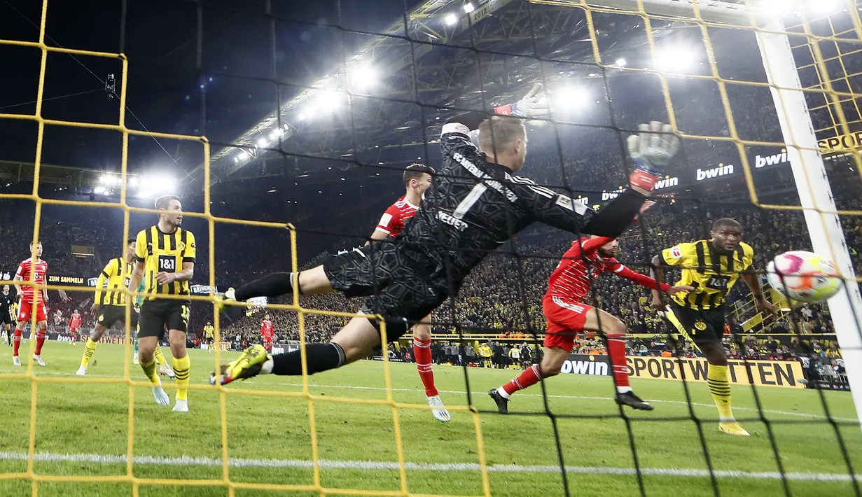 Penyerang Borussia Dortmund Anthony Modeste (kanan) mencetak gol saat perpanjangan waktu melawan kiper Bayern Munchen Manuel Neuer dalam laga lanjutan Bundesliga, kasta tertinggi Liga Jerman, musim 2022-2023, di Signal-Iduna Park, Sabtu (9/10/2022). Bayern Munich gagal melanjutkan rekor mengerikan saat bertemu sang rival Borussia Dortmund pada pertandingan bertajuk Der Klassiker. (AP Photo/Martin Meissner)