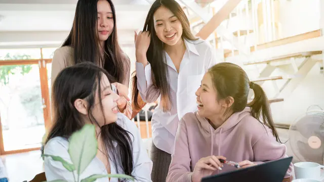 wanita juni setia dalam persahabatan