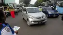 Petugas Dinas Perhubungan melakukan sosialisasi pemberlakuan sistem ganjil genap di pintu masuk Gardu Tol Cibubur 2, Jakarta, Senin (16/4). Kebijakan ini diterapkan untuk mengurai kemacetan di ruas Tol Jagorawi. (Liputan6.com/Faizal Fanani)