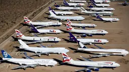 Pesawat tua milik British Airways Boeing 747-400s dan FedEx yang terparkir di gurun Victorville, California. Foto di ambil pada 13 Maret 2015. Industri penerbangan lebih memilih pesawat kecil dengan biaya lebih kecil. (REUTERS/Lucy Nicholson)