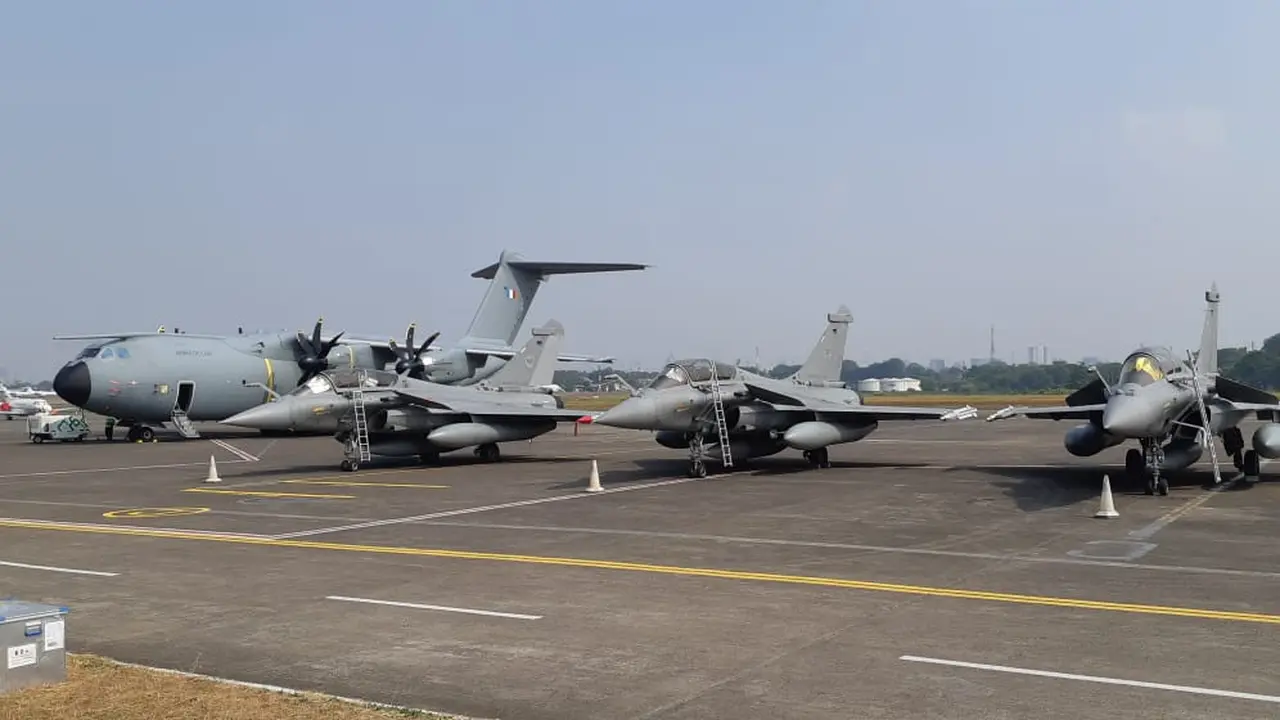 (dari kiri ke kanan) Airbus A400M dan tiga Dassault Rafale milik AU Prancis di Halim Perdanakusuma (21/8) (Liputan6.com / Rizki Akbar Hasan)