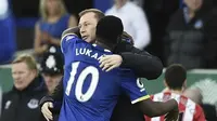 Romelu Lukaku menghampiri Duncan Ferguson setelah berhasil menyamai rekor gol legenda Everton tersebut. (AFP/Oli Scarff)