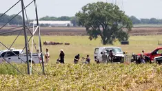 Bingkai parsial dari balon udara yang terbakar terlihat di areal padang rumput sementara penyidik melakukan penyisiran di lokasi jatuhnya balon udara tersebut, di Maxwell, wilayah Texas, Sabtu (30/7). (Ralph Barrera/Austin American-Statesman/via REUTERS)