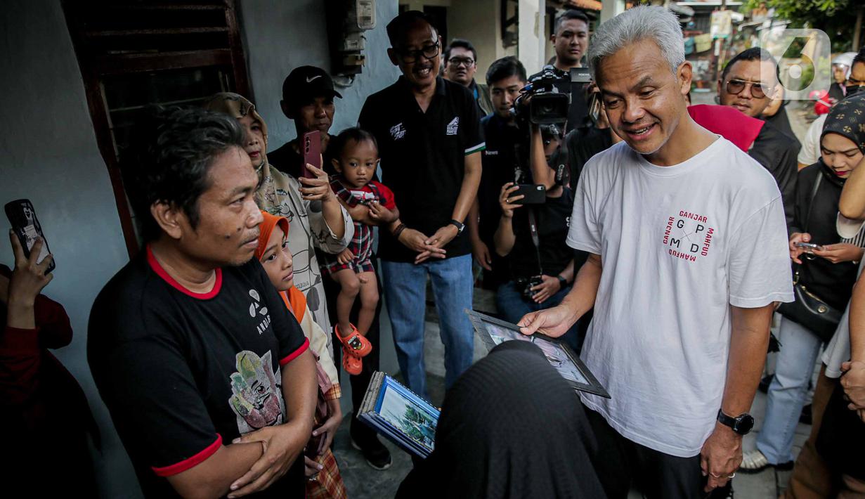 Capres nomor urut 3, Ganjar Pranowo lari pagi usai menginap di rumah warga di Kelurahan Slerok, Kecamatan Tegal Timur, Kota Tegal, Jawa Tengah, Kamis (11/1/2024). (Liputan6.com/Faizal Fanani)