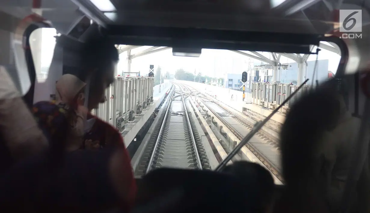 Proses uji coba LRT di kawasan Rawamangun, Jakarta, Rabu (12/9). Uji coba LRT ini akan berlangsung hingga 20 September 2018. (Liputan6/Immanuel Antonius)