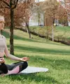 Meluangkan waktu untuk yoga bisa menjadi salah satu cara sederhana untuk berhenti sejenak dan memberi tubuh kesempatan untuk rileks. (Foto/Dok: Pexels)